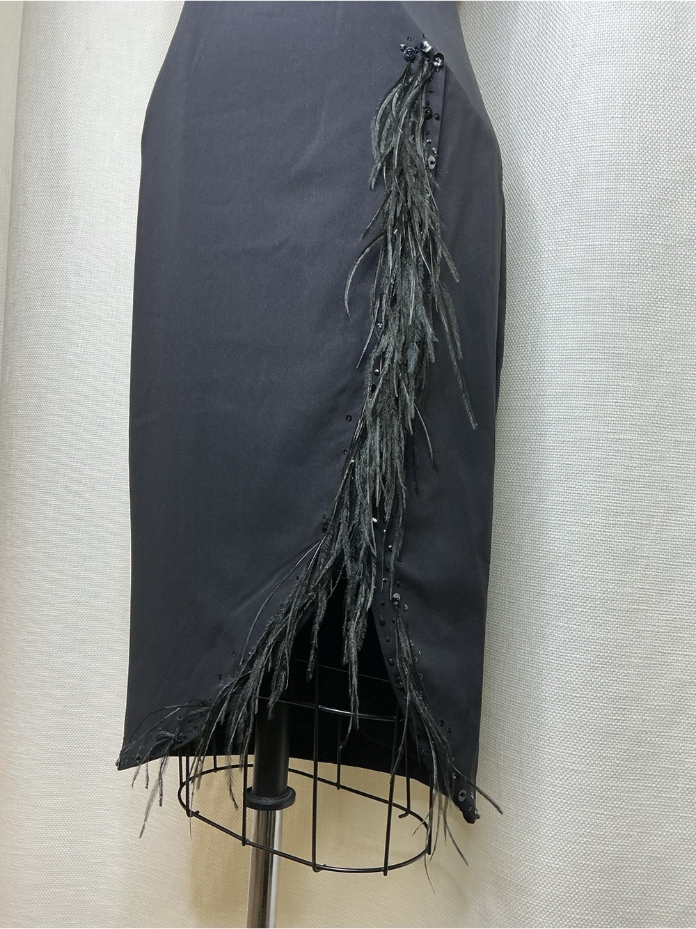Carmen Marc Valvo Black Feather Trim Cocktail Dress Sleeveless Size 4 Chic - Picture 3 of 10